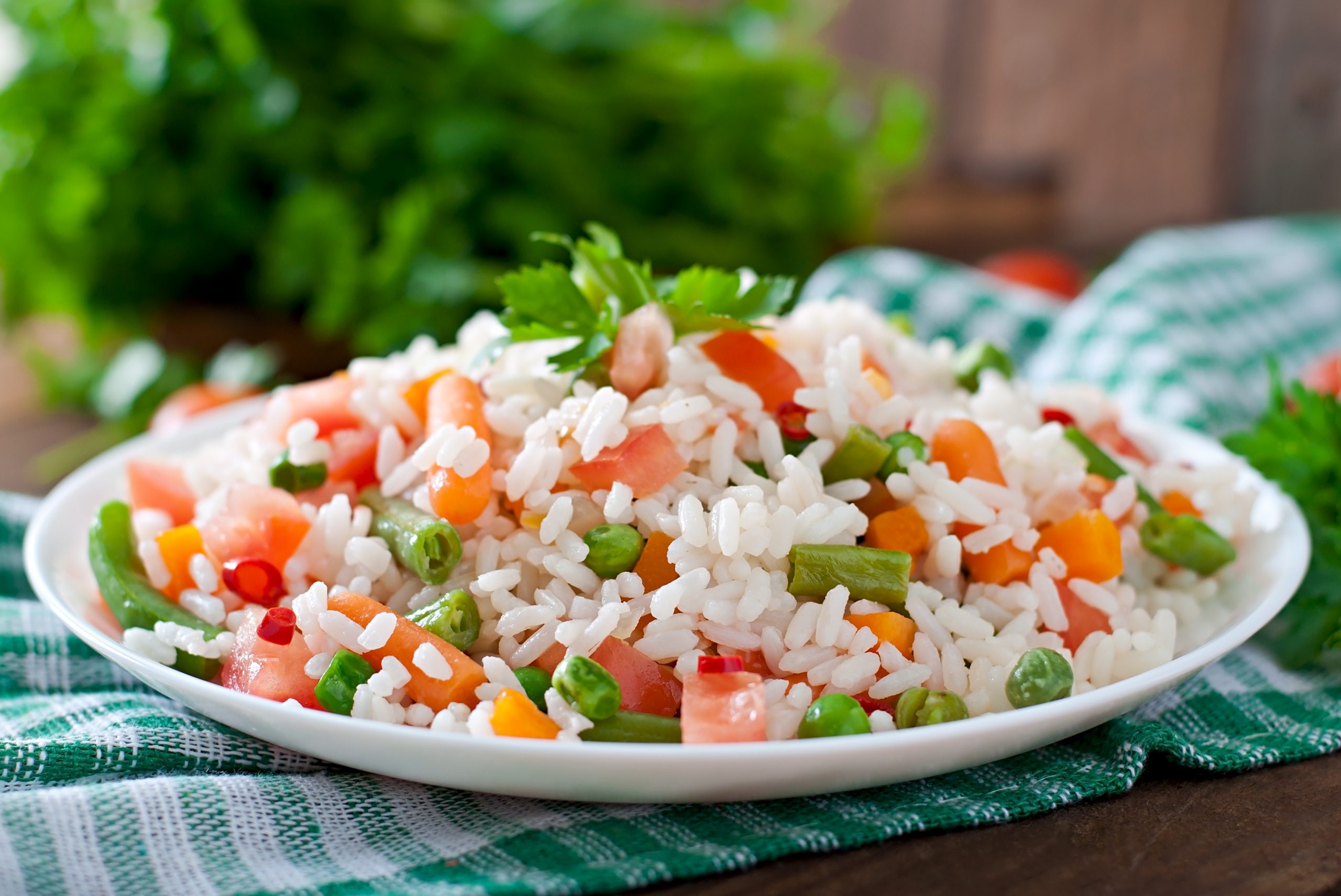 Apetitoso y saludable arroz con verduras estilo chino